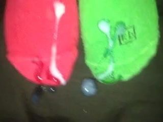 Stříkání na dovolené červené a zelené ponožky