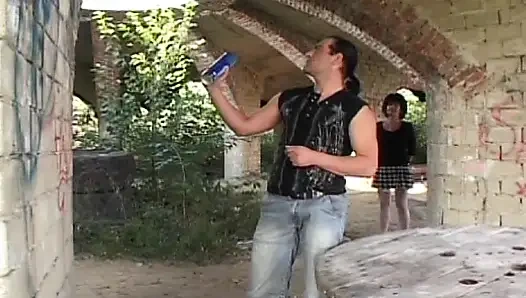 Schmutzige alte frau bekommt alle ficklöcher draußen von einem typen gerammt