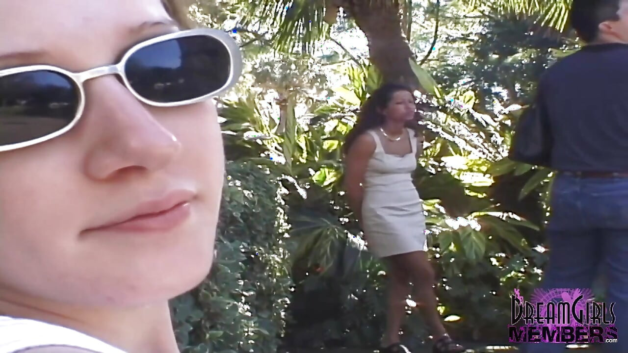 Dos amigos se desnudan en un parque