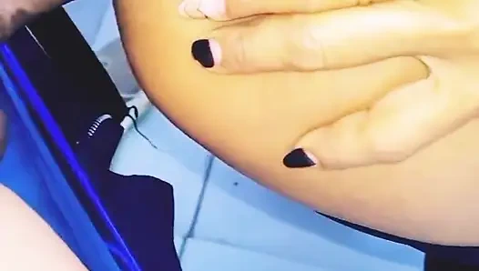 Olgun kadın fırfırsız götü nasıl vereceğini biliyor, hepsini açıyor.