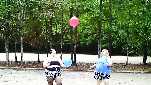 Angie Kimber und ich spiele mit ballons draußen