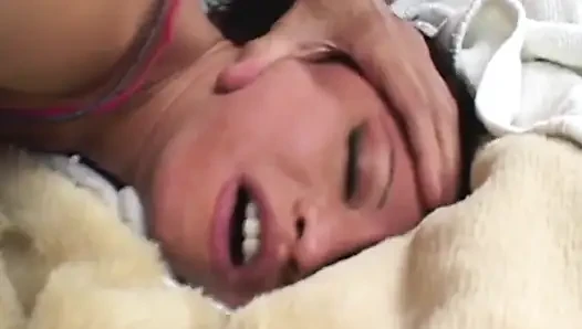 Cewek rambut cokelat di-fingering habis-habisan sampai muncrat banyak banget sama besar pria kulit hitam