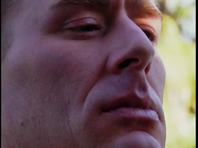 Fit-brocken liebt es, die enge fotze des schönen schätzchen am pool aus zu essen