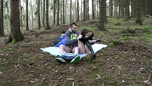 Ngentot cewek bertato di hutan liar di luar ruangan