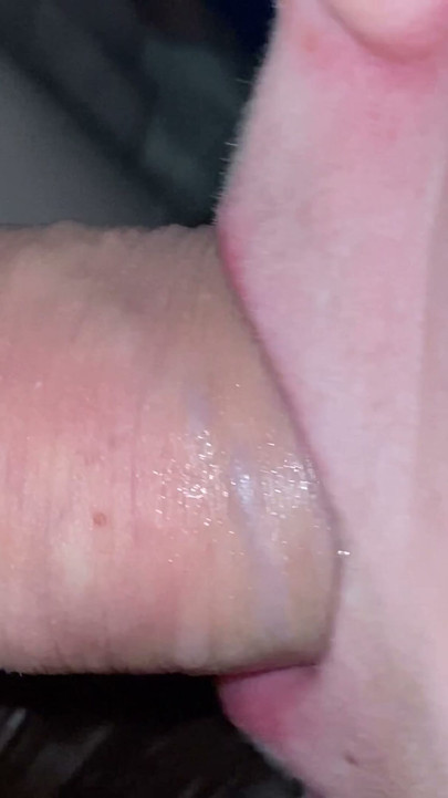 Güzelin ağzını spermle doldurdu, dayanamadı ve dudaklarına sperm döküldü | Bölüm 2