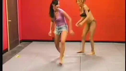 Azgın orta yaşlı seksi kadınlar vahşice birbirleriyle güreşiyor ve dildo yapıyor