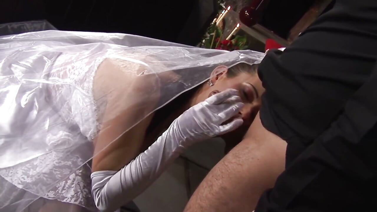 欲火新娘第二幕_婚纱巨乳黑发女郎婚礼前激烈性爱