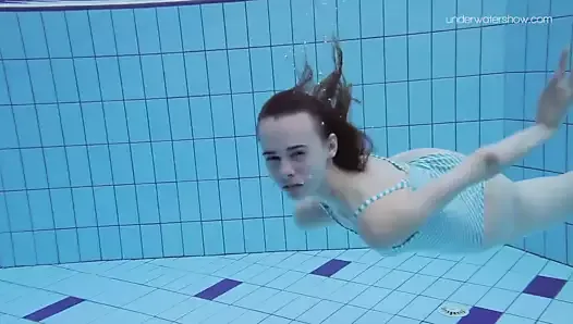 Anna netrebko 苗条的娇小少女在水下