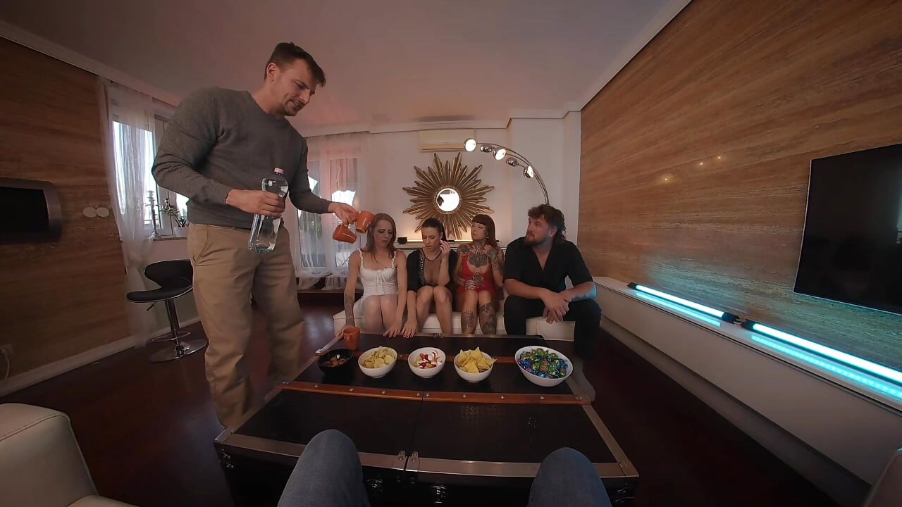 Hamne ht leting ejent ko haus varming parti ke lie aamntrit kiya