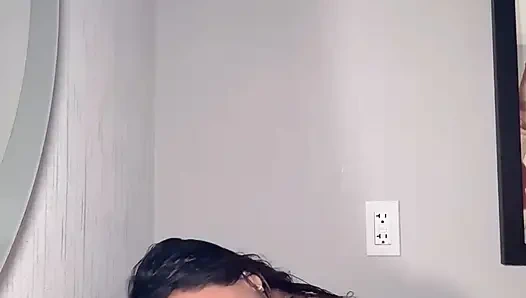 Возбужденная сексуальная латина трахает свой новый дилдо, пока не кончит сквиртом