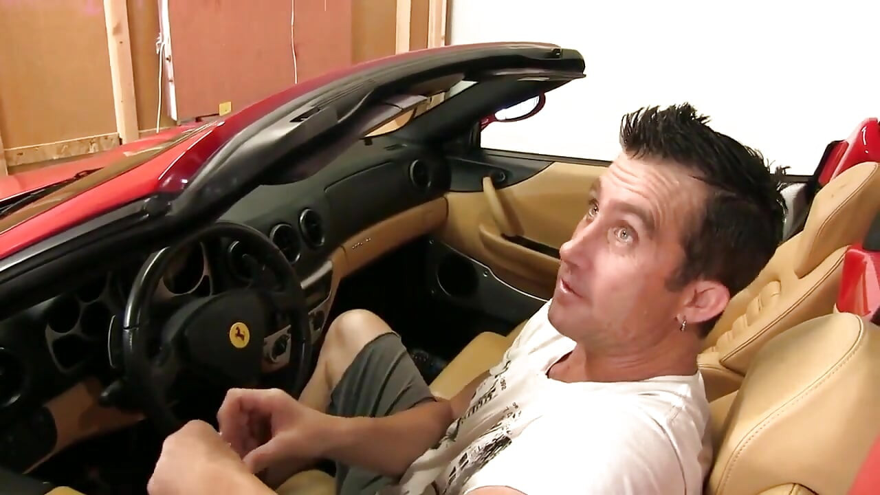 Peituda loira cai depois de concordar em lavar muito mais do que seu carro