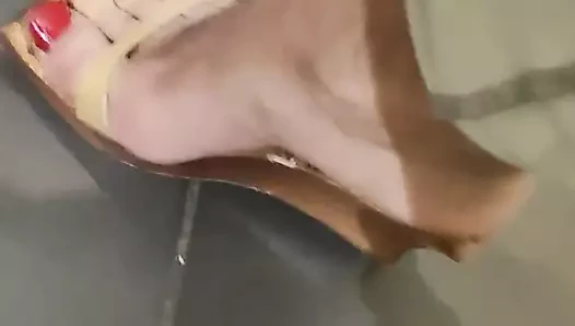 Yüksek memeli ve renkli tırnaklı ayaklarım