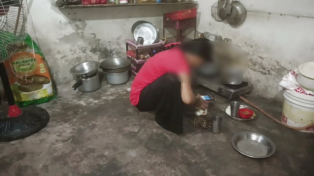 Adik tiri yang lebih muda ngentot dengan kontol kakak tirinya yang lebih tua dalam posisi doggy style, audio Hindi