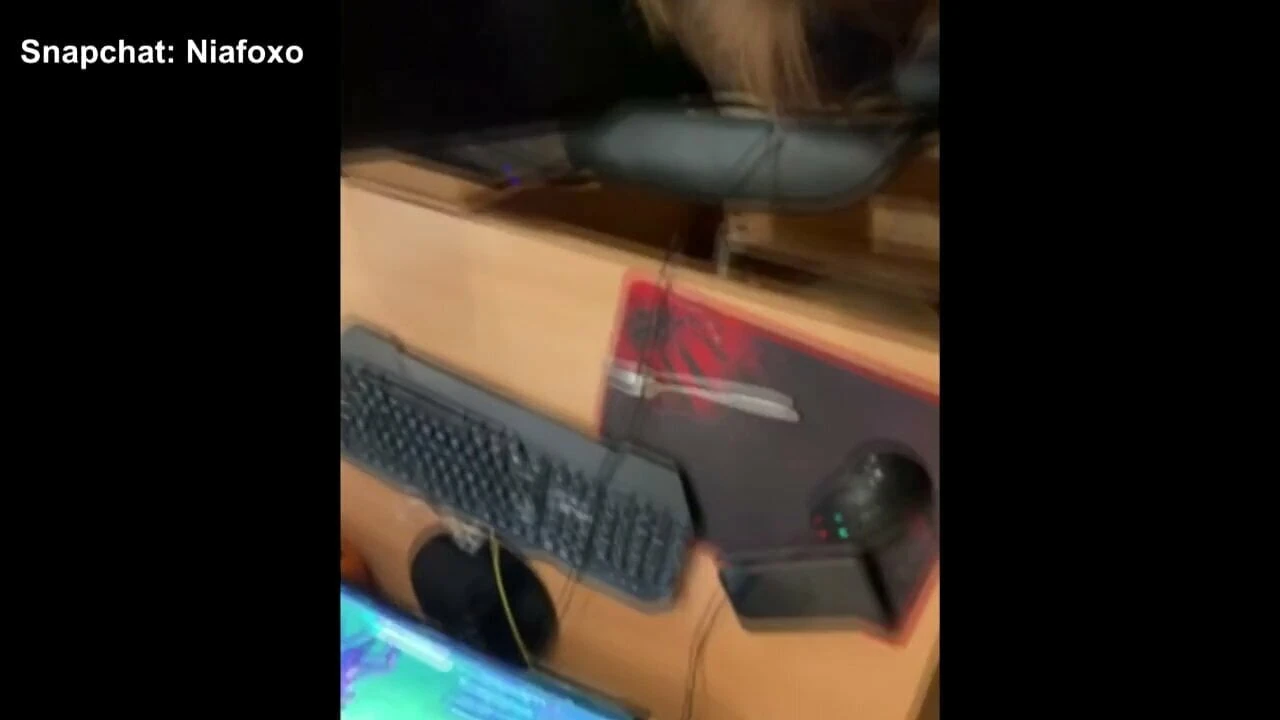 美しい女子高生がストリームをしゃぶって干渉する
