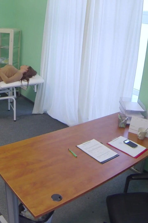 Fake hospital - çarpıcı esmer ilaç isteyen ofise giriyor ve azgın doktoru sikiyor