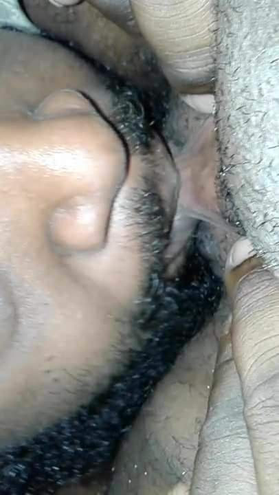 Eattin sum pussy...