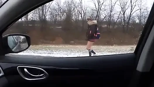 Юная девушка в юбке Плейда получает скачку в школу от незнакомца в снежный день