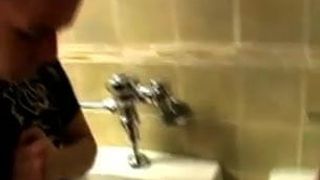 Młody przystojny sika przed masturbacją w toalecie