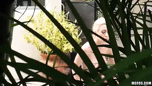 Mofos - si seksi rambut pirang jewel jensen mergokin levi cash lagi asik ngentot sama kamera dan menyeretnya untuk ngentot kontolnya