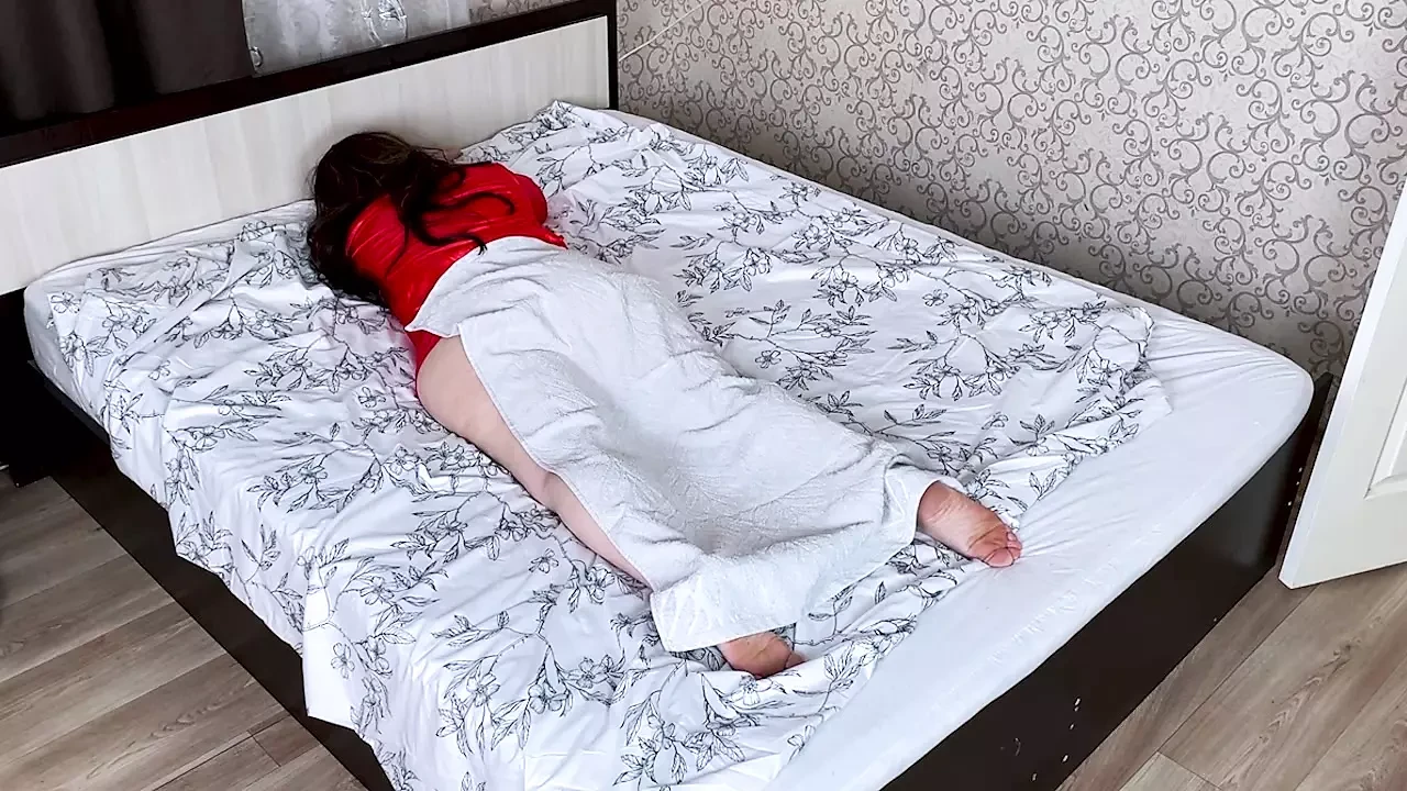Grote rijpe vrouw nam de man in haar bed