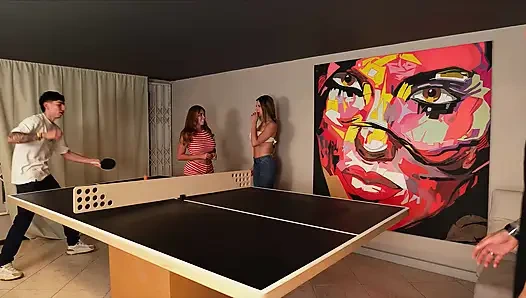 Sara Blonde ile öğleden sonra pin pong, erkek arkadaşım orada değilken üçlü ile sona eriyor