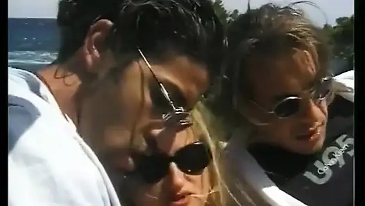 Dua teman sedang berlibur di ibiza dan ngentot cewek-cewek hot.