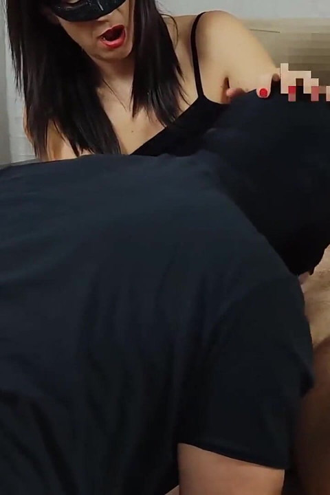 Soțul bisexual și-a împărțit soția cu un prieten. Threesome. Sex în 3 cu 2 bărbați. Încornorat. Mâncat de spermă. Ep. 22. Partea 2 2245