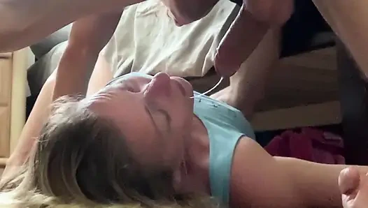 Taşaklar gırtlağına büyük bir boşalma atarken gırtlağına kadar öğürüyor