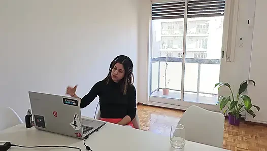 Arkamızdaki bilgisayarda çalışırken erkek arkadaşını siktim!