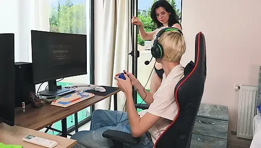 Nerd ilk kez beni yaladı ve ben onun devasa göğsüne atladım