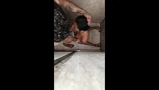 Banyoda bir kamera kurdum ve üvey kız kardeşimi duş alırken filme aldım, sonra onunla banyoya gidiyorum ve birlikte seks yapıyoruz