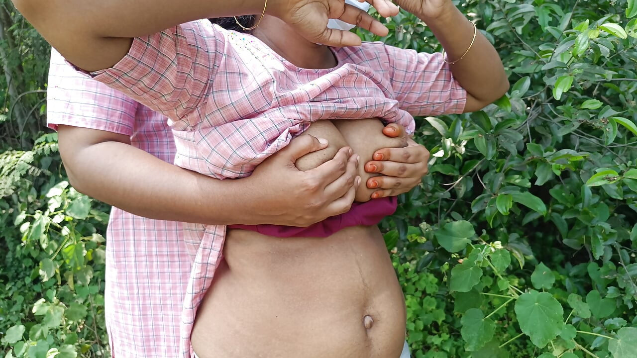 فتاة مدرسة جانب الغابة مثلية سخيف