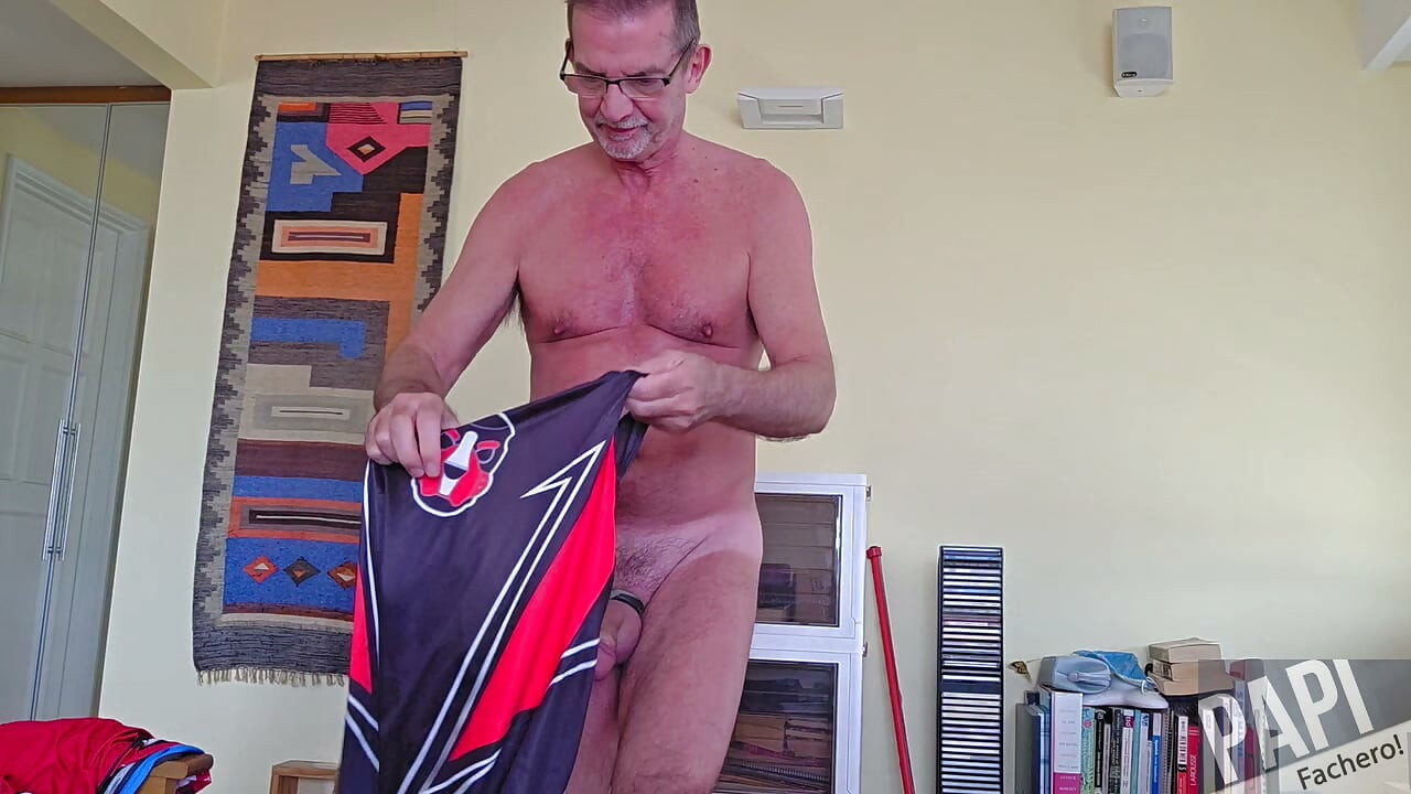 Pervy PapiFachero a reçu deux commandes perverses en une seule journée, laquelle doit-il ouvrir en premier ?