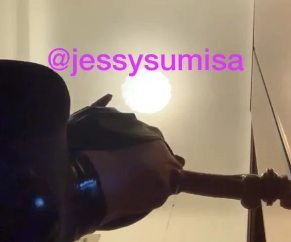 Catwoman sissy, trans succhia il cazzo