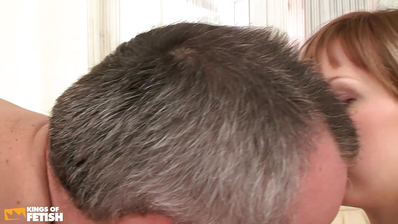 热辣的小妞被一个老男人在扶手椅上打屁股和阴户