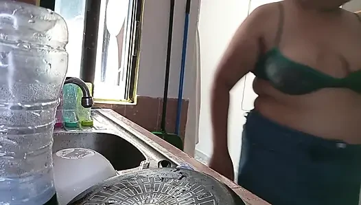 Schwiegermutter putzt in der küche in bh
