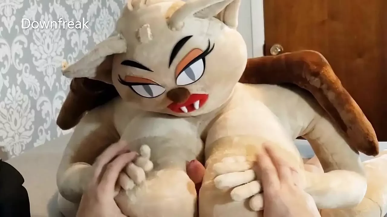 Primeira vez com succubus batgirl plush sex doll