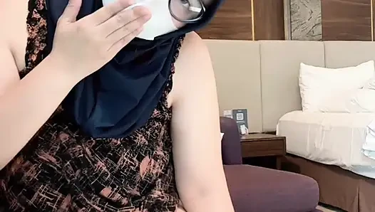 Endonezyalı kadın işeyene kadar amını okşuyor