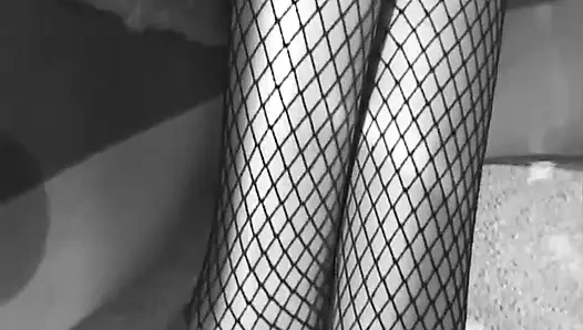 Büyük siyah yarak domaltmalı file çoraplı siyah amcığın yuvarlak götünü sikiyor