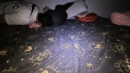 Моя соседка по комнате трахает мою задницу после вечеринки, и я обожаю, чтобы моя задница сломалась.