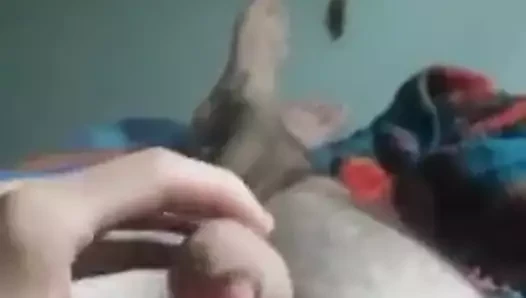 kıllı genç adam cumming üzerinde onun göbek