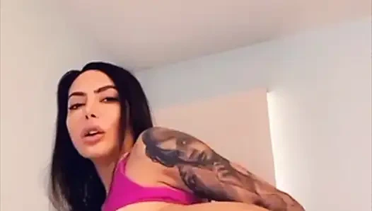Lela star masturbiert ihre muschi, nachdem sie ihr kleines arschloch beim dirtytalk massiert hat