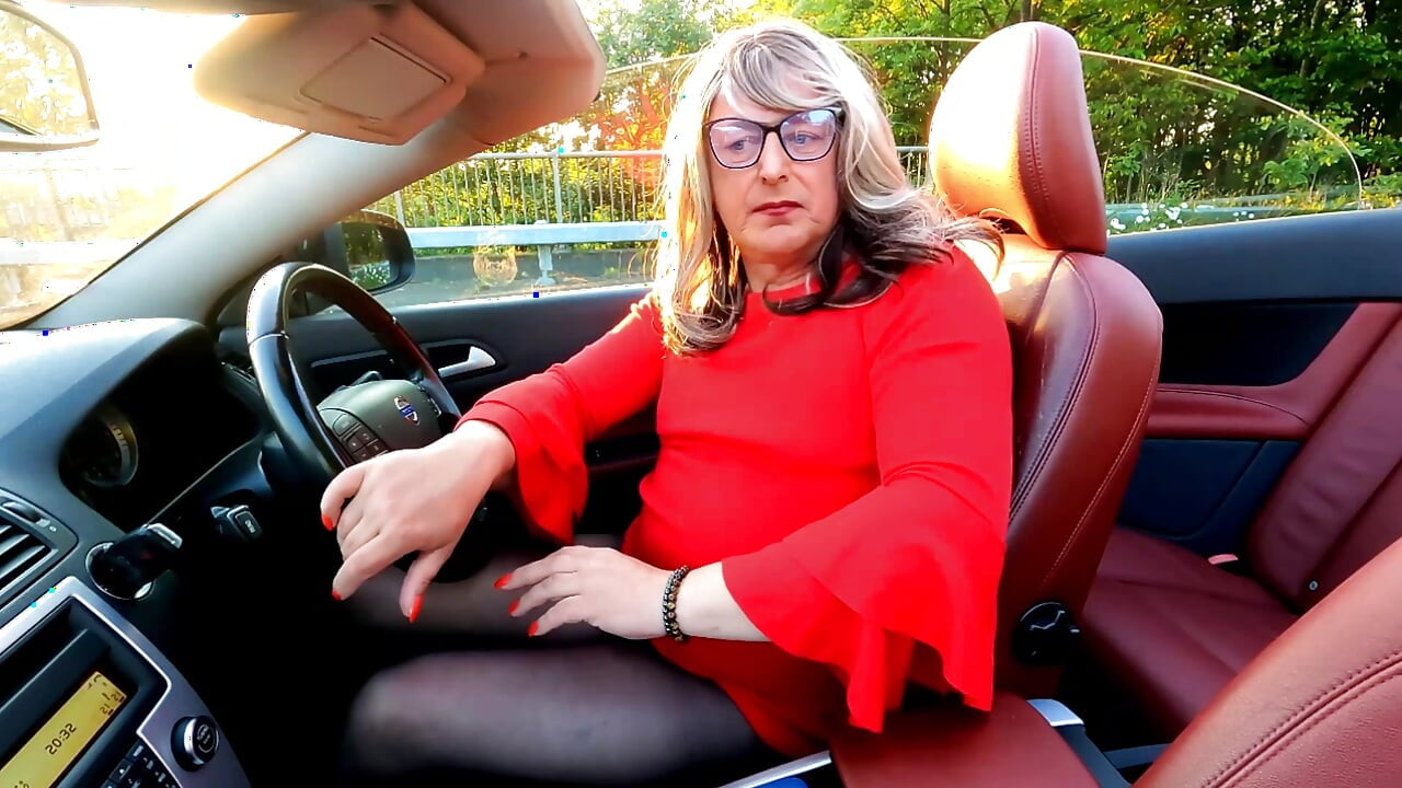 Amatorski crossdresser Kellycd2022 masturbuje się w słońcu