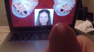 Masturning naar de sexy voeten van Danica McKellar op hakken