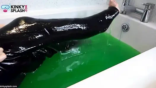 Слизька в ванной дрочит в гидрокостюме