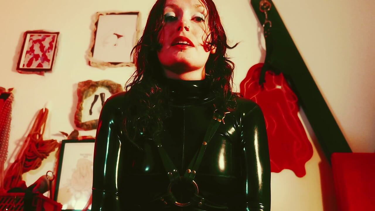 Devotament divin: venerare latex, scuipat, gaze și antrenament de toaletă cu vedere la persoana 1