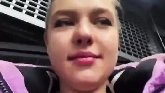 Soyunma odasında mastürbasyon ve titreyen amcık