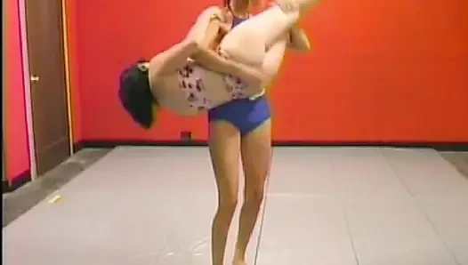 Erstaunliche französische schätzchen teilen sich einen dildo auf dem wrestling-boden