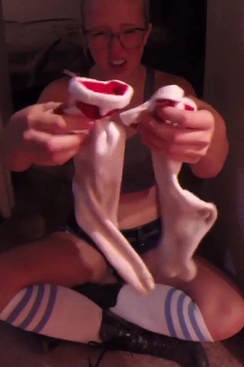 Samantha Rone Has Stinky Smelly Feet!