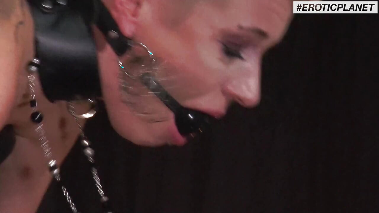 Blondă adânc în gât - BDSM german